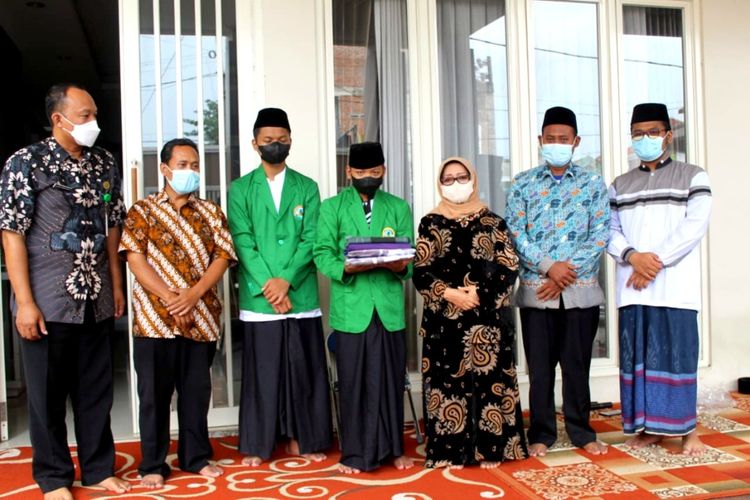 Mundjidah Wahab, Bupati Jombang sekaligus pengasuh Pesantren Al Wahabiyah Bahrul Ulum Tambakberas, menyambut kedatangan BMR dan AR, dua anak yang ibunya meninggal dunia karena Covid-19.