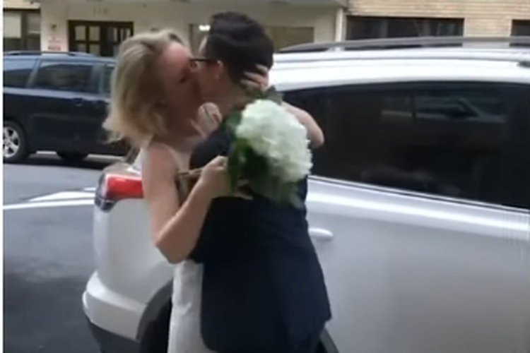Reilly Jennings dan Amanda Wheeler menikah di pinggir jalan di luar apartemen dari kawannya yang menikahkan mereka dari lantai IV, di wilayah Manhattan, New York, Amerika Serikat.