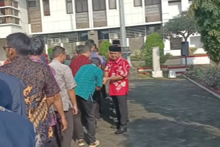 Bupati Semarang Ngesti Nugraha halal bihalal dengan ASN saat apel pagi, Selasa (16/4/2024)