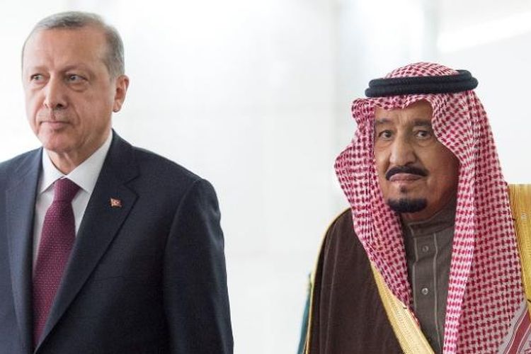 Raja Arab Saudi Salman bin Abdul Aziz saat bertemu Presiden Turki Recep Tayyip Erdogan di Riyadh pada 14 Februari lalu. Raja Salman dijadwalkan berkunjung ke Indonesia pada 1-9 Maret mendatang.