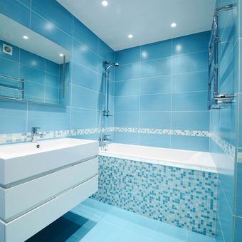 Ilustrasi kamar mandi berwarna biru