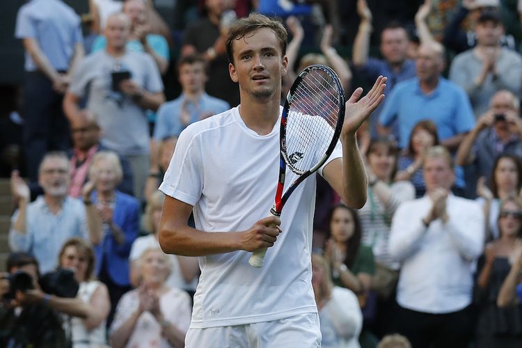 Petenis Rusia, Daniil Medvedev, merayakan kemenangan atas petenis Swiss, Stan Wawrinka, pada babak pertama turnamen Wimbledon di The All England Lawn Tennis Club, London, Senin (3/7/2017).