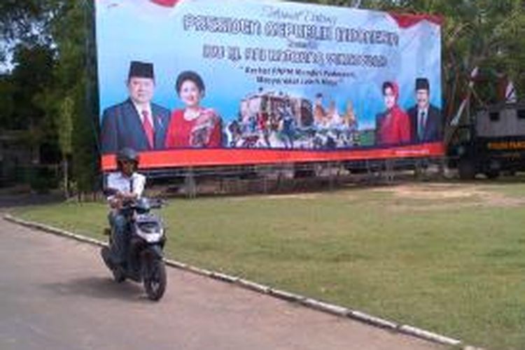 Baleho Presiden SBY di depan rumah dinas Bupati Pamekasan, sudah berdiri tegak menyambut kedatangan SBY dan rombongan di Pamekasan, 5 Desember 2013 lusa.