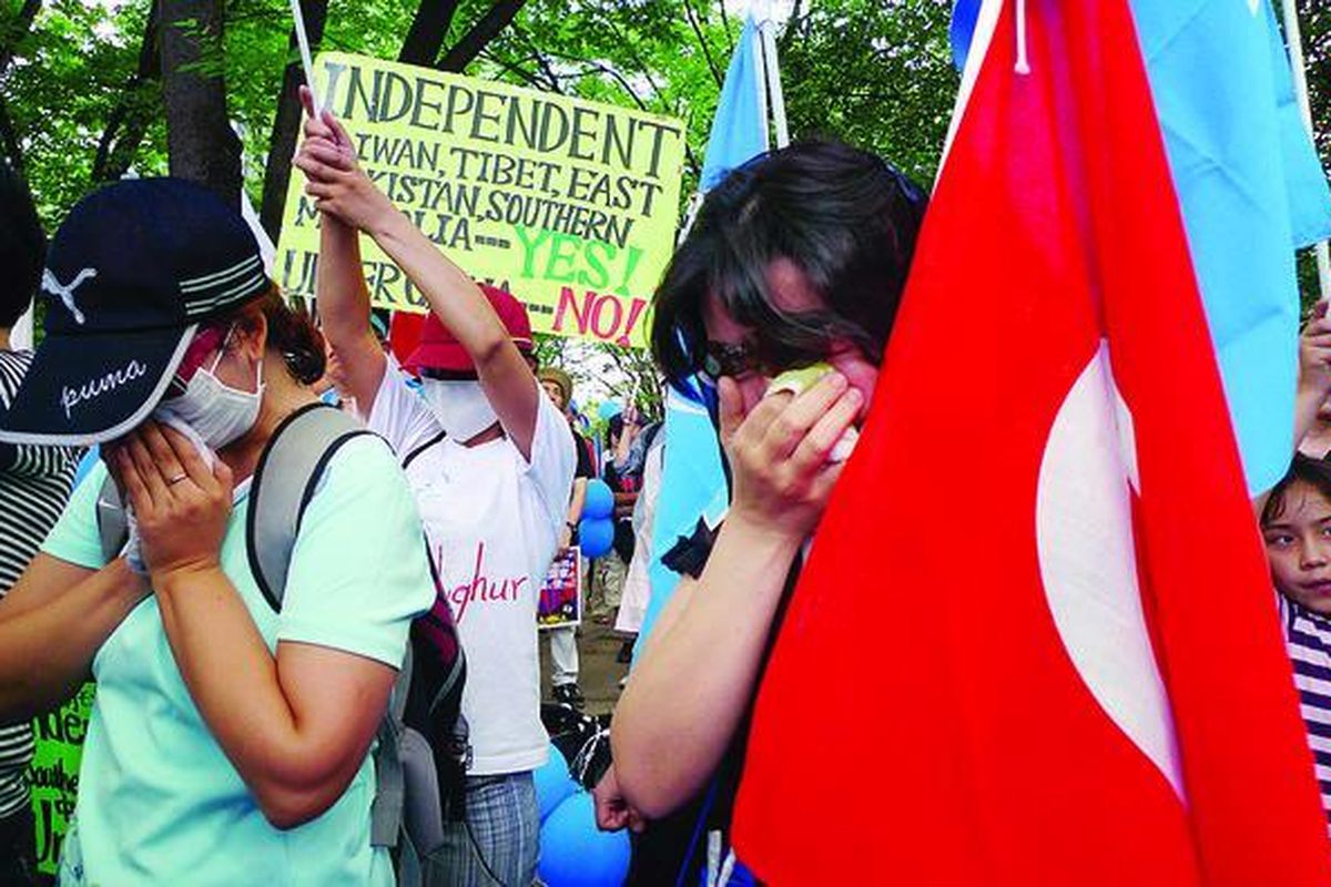 Sejumlah perempuan Uighur yang tinggal di Jepang berkumpul di ibu kota Tokyo, Minggu (12/7). Mereka menangis saat mengenang rekan-rekan mereka yang tertindas di Provinsi Xinjiang, China.