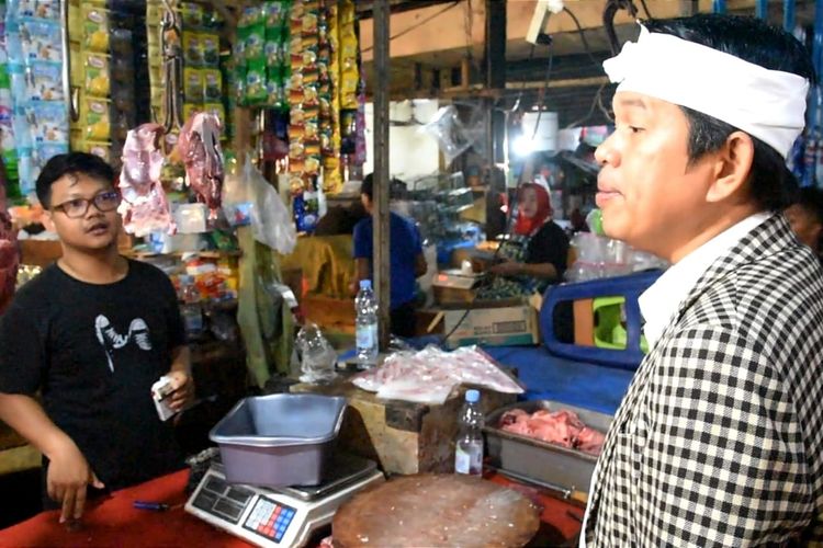 Dedi Mulyadi melakukan sidak ke pasar tradisional dan minimarket di Purwakarta untuk mencari informasi terkait minyak goreng. 