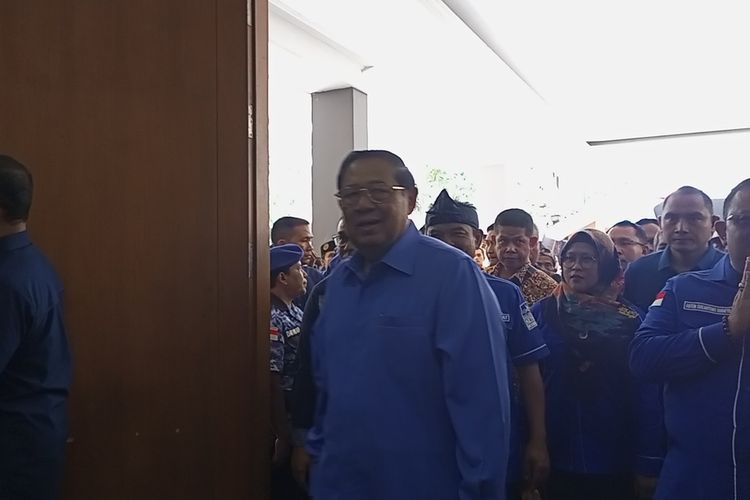 Presiden ke-6 RI Susilo Bambang Yudhoyono (SBY) berpidato dalam acara SBY Temu Masyarakat Kabupaten Bogor di Gedung Serbaguna Simalem Cibinong, Kabupaten Bogor, Jawa Tengah, Selasa (9/1/2024). Dalam kesempatan tersebut, ia bertemu dengan masyarakat, para kader dan anggota legislatif Partai Demokrat