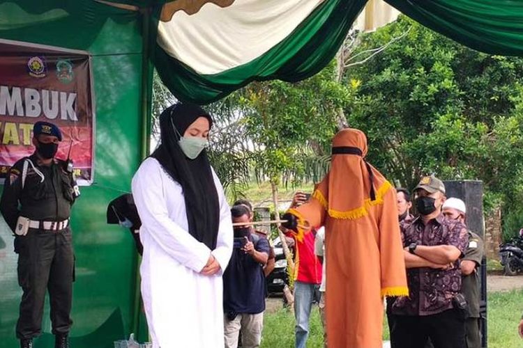 Seorang mantan pejabat di lingkungan Pemerintah Kabupaten (Pemkab) Aceh Timur dihukum cambuk pada Kamis (13/1/2021) karena melanggar syariat Islam qanun tentang hukum jinayah.