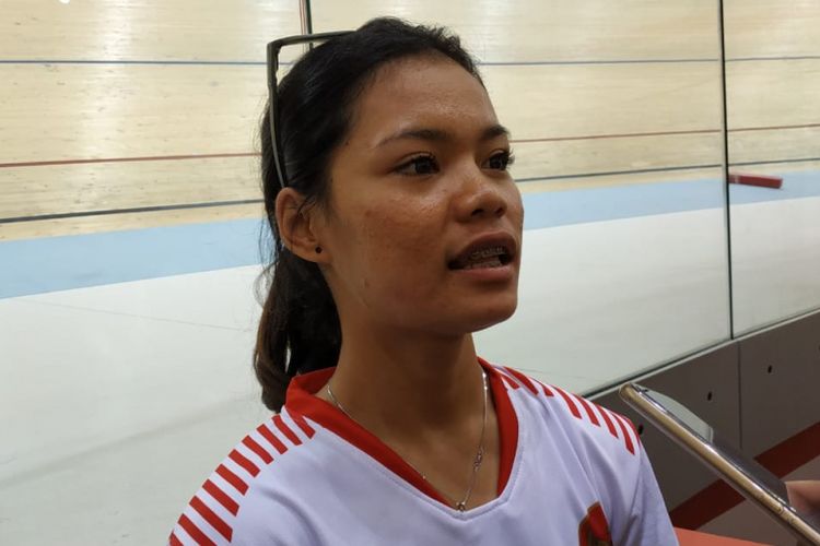 Atlet balap sepeda putri Indonesia, Ayustina Delia Priyatna, berbicara kepada awak media di Jakarta International Velodrome, Rawamangun, Rabu (9/1/2019).