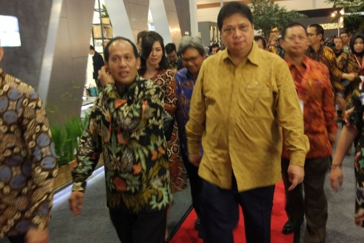 Menteri Perindustrian Airlangga Hartarto membuka Pameran Keramika 2017, di Jakarta Convention Center, Senayan, Jakarta, Kamis (16/3/2017).