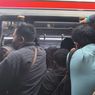 Menjajal “Kerasnya” Pagi di KRL Green Line