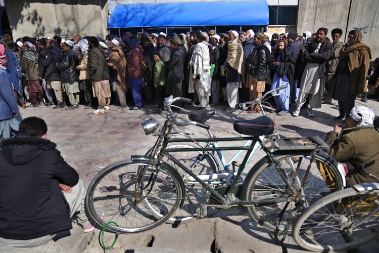 Warga Afghanistan berbaris untuk memasuki bank, di Kabul, Afghanistan, Minggu, 13 Februari 2022.
