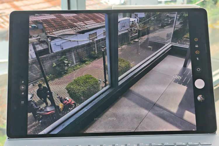 Samsung Galaxy Tab S11 Ultra membawa dua kamera belakang yang masing-masing beresolusi 13 MP (f/2.0) untuk kamera utama, dan 8 MP (f/2.2) untuk kamera ultrawide. 