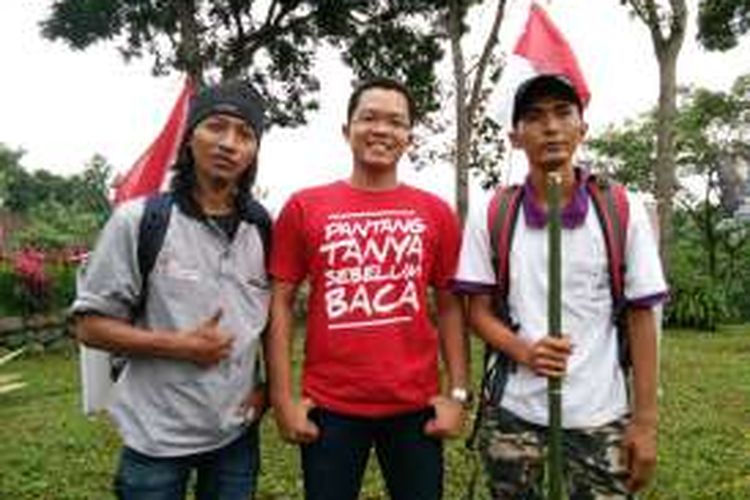 Wijianto (35) yang akrab di panggil Gareng (menggunakan topi dan memegang tongkat)  bersama aktivis HIV AIDS dari  Kabupaten Jember dan Banyuwangi di Pegunungan Gumitir perbatasan Jember Banyuwangi Kamis (11/2/2016) Gareng adalah ODHA yang keliling Indonesia untuk menghapus stigma negatif pengidap virus HIV