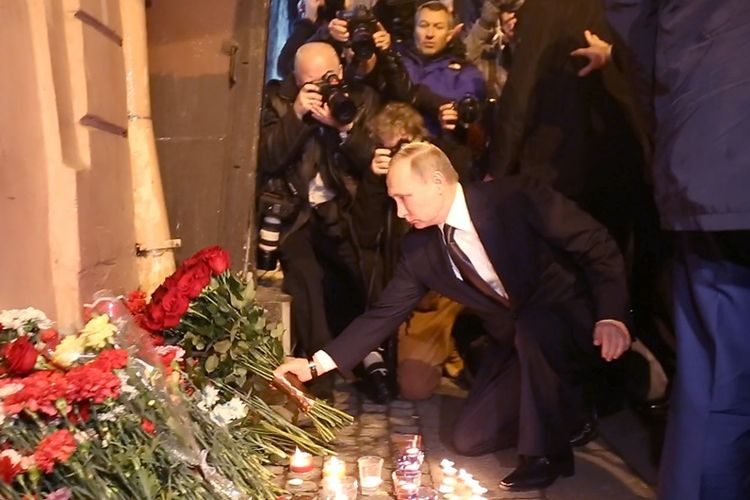 Presiden Rusia Vladimir Putin menaruh karangan bunga di lokasi ledakan bom di stasiun kereta bawah tanah kota St Petersburg.