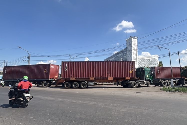 Truk Masih Mengantre Solar hingga ke Jalan di Margomulyo Surabaya 
