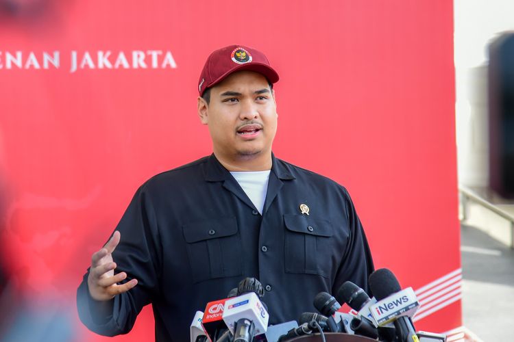 Menteri Pemuda dan Olahraga (Menpora), Dito Ariotedjo, saat menemui awak media di Istana Merdeka, Jakarta, pada Selasa (1/8/2023). Presiden RI, Joko Widodo menggelar rapat terbatas bersama sejumlah Menteri Kabinet Indonesia Maju membahas perizinan kegiatan seni dan olahraga di Indonesia.