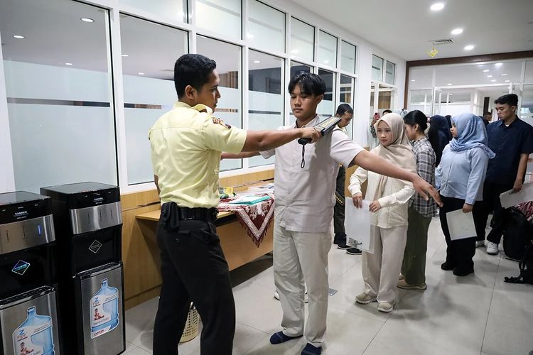 Dugaan Kecurangan UTBK Undip Terbongkar, Tim Medis Keluarkan Logam dari Telinga Peserta