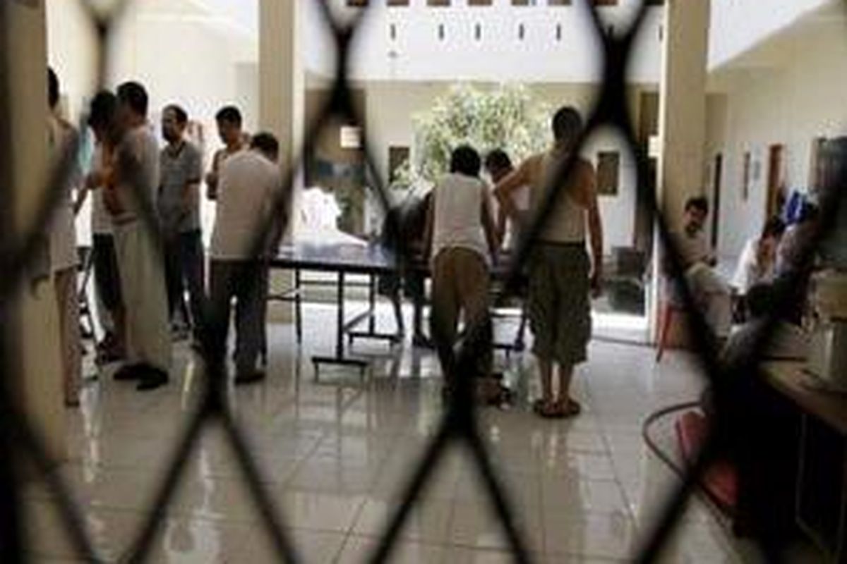 Beberapa imigran gelap asal Afganistan beristirahat di Rumah Destinasi Imigrasi (Rudenim) Pekanbaru, belum lama ini.