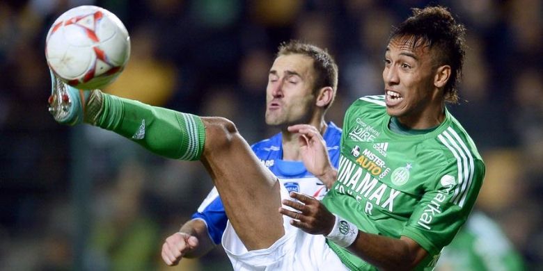 Bek Troyes dari Perancis, Florian Jarjat (belakang), berusaha merebut bola dari penguasaan striker St Etienne asal Gabon, Pierre-Emerick Aubameyang (C) dalam lanjutan laga Ligue 1 di Stadion Geoffroy Guichard, Saint Etienne, Sabtu (10/11/2012). 