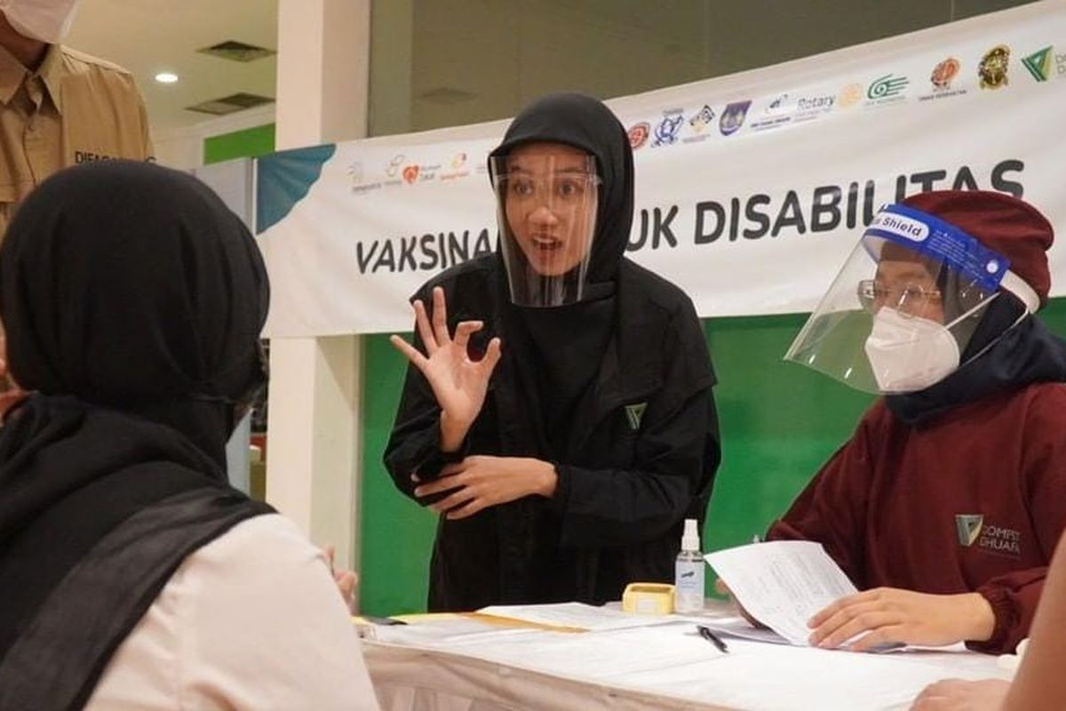 Sejumlah penyandang disabilitas di DI Yogyakarta mengikuti vaksinasi di Taman Pintar Yogyakarta, Rabu (25/8/2021). Vaksinasi tersebut buah kolaborasi Dompet Dhuafa dan GKR Indonesia dalam mempercepat capaian Herd Immunity.