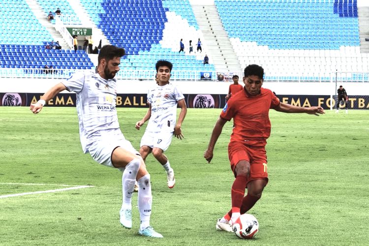 Momen perebutan bola dalam laga Super League 2025-2026 Arema FC vs Madura United Stadion Kanjuruhan, Selasa (23/12/2025).