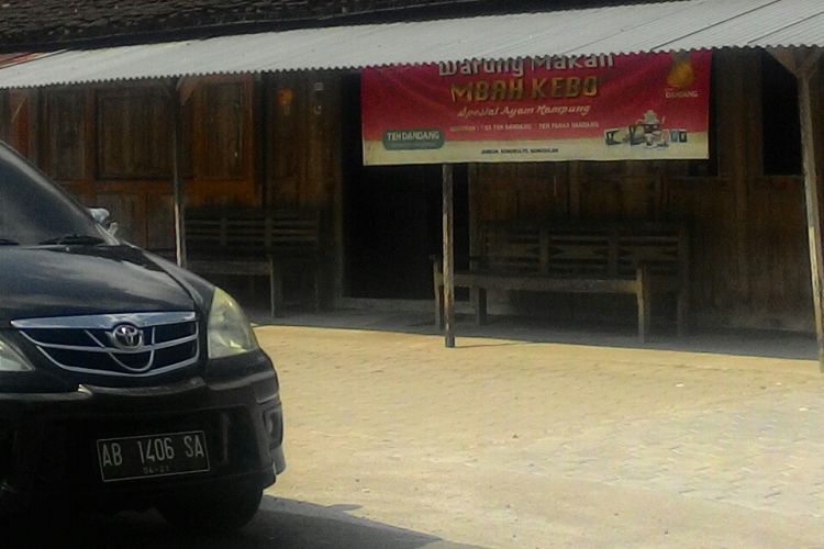 Warung Makan Mbah Kebo di Dusun Jambon, Desa Donomulyo, Kecamatan Nanggulan di Kulon Progo, Yogyakarta. Dari pusat kota Wates, pengunjung bisa menemukan Mbah Kebo ini sekitar 10 menit berkendara roda empat, menuju Nanggulan. Warungnya hanya dihiasi spanduk dengan tulisan kecil.