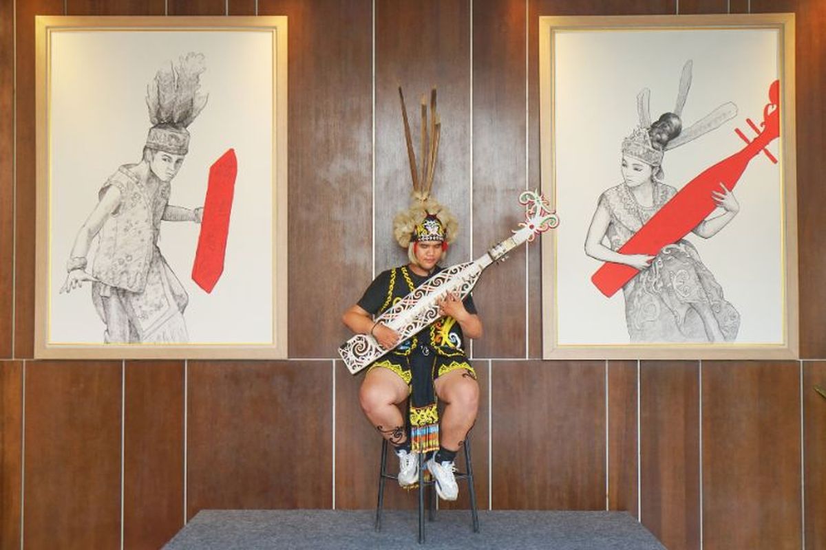 Midtown Hotel Samarinda mendukung komunitas seniman lokal dengan menyediakan ruang berekspresi serta menghadirkan alunan musik tradisional.