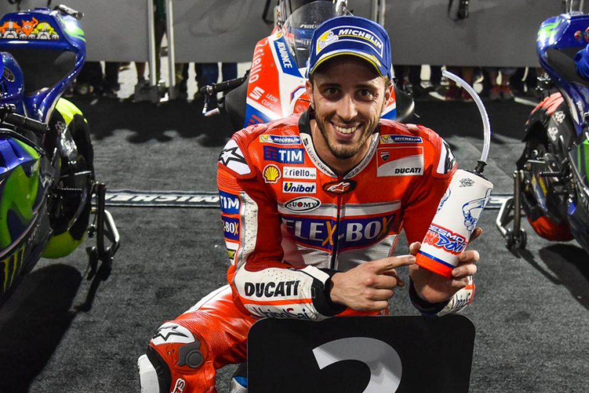 Pebalap Ducati Team asal Italia, Andrea Dovizioso, berpose setelah finis di urutan kedua pada balapan GP Qatar di Sirkuit Internasional Losail, Minggu (26/3/2017).