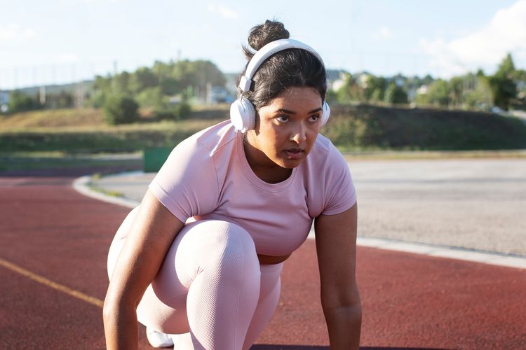 Ilustrasi olahraga. Dokter olahraga menjelaskan apakah 30 menit sudah cukup atau perlu 60 menit latihan saat puasa agar tetap bugar tanpa meningkatkan risiko dehidrasi dan kelelahan.