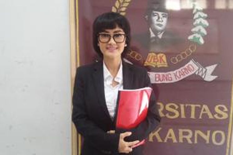 Julia Perez diabadikan sebelum menjalani sidang skripsi di Universitas Bung Karno, Jakarta Pusat, Minggu (16/8/2015).
