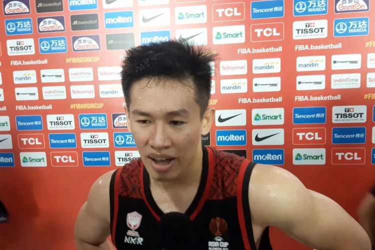 Pemain timnas basket Indonesia Abraham Damar Grahita berbicara di mixed zone seusai laga pertama Grup A FIBA Asia Cup 2022 kontra Arab Saudi yang berlangsung di Istora Senayan, Jakarta, pada Selasa (12/7/2022).