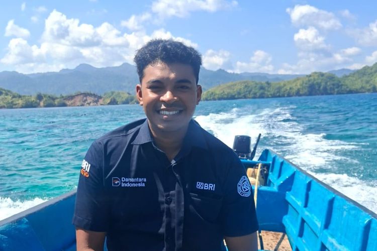 Menembus Ombak, Mantri BRI Hadirkan Layanan Perbankan di Maluku Utara