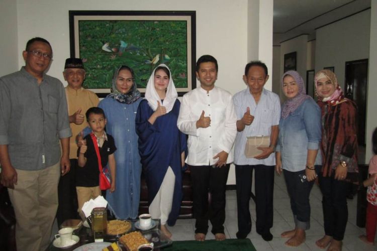 Emil Dardak (kemeja putih) bersama istri, Arumi Bachsin (kerudung putih), di rumahnya yang berada di jalan Wahid Hasyim Trenggalek Jawa Timur, saat merayakan Lebaran bersama keluarga, Minggu (17/6/2018).