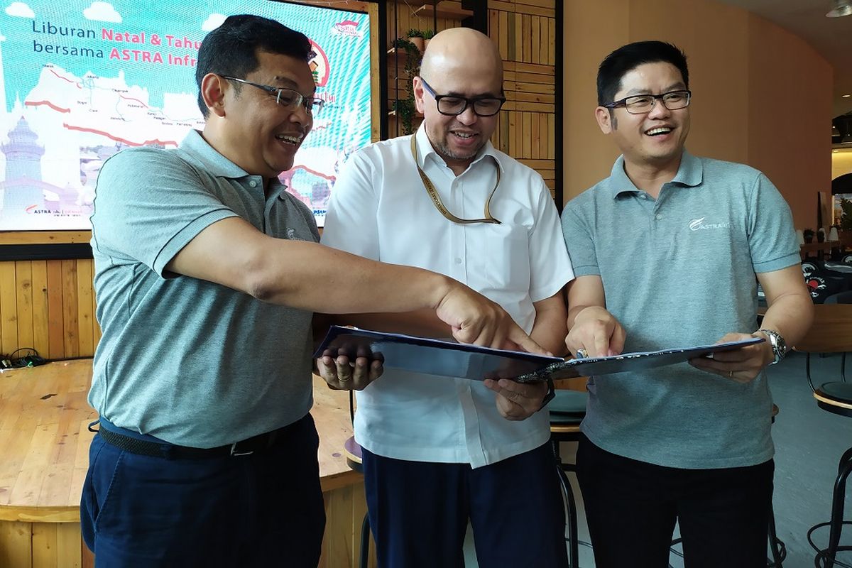 CEO Toll Road Business Group Astra Krist Ade Sudiyono, Kepala BPJT Danang Parikesit, dan CEO Astra Infra Djap Tet Fa berpose bersama usai presentasi KEsiapan Liburan Natal 2019 dan Tahun Baru 2010, Senin (9/12/2019).