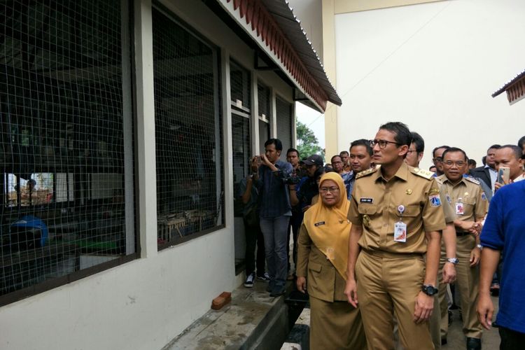Wakil Gubernur DKI Jakarta Sandiaga Uno di Rumah Potong Hewan Unggas (RPHU) Rorotan, Cilincing, Jakarta Utara, Selasa (6/2/2018). 