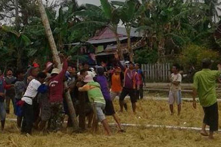 Acara Mattojang digelar Komunitas Suku Bugis di Madimeng, Kelurahan Maminasae, Kecamatan Palateang Pinrang, Sulawesi Selatan, Senin (25/9/2017).