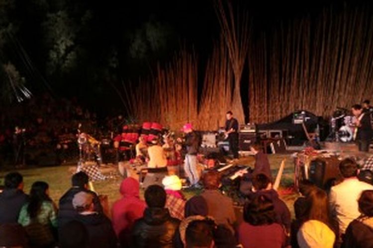 Grup musik asal Bali Kulkul tampil dalam Jazz Gunung 2013 di Java Banana, Bromo, Probolinggo, Jawa Timur, Sabtu (22/6/2013) malam.