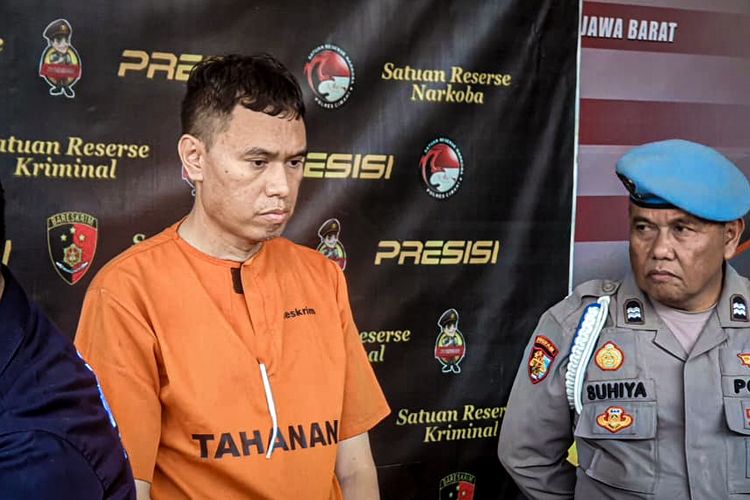 Direktur Utama BUMD Bandung Barat, Deden Robby Firman, telah ditetapkan sebagai tersangka atas tindak pidana penipuan terhadap seorang pengusaha ayam beku, Sabtu (14/6/2025).