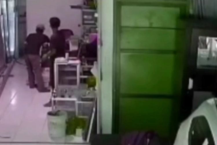 Dua orang pria tidak dikenal mencuri sebuah ponsel dari toko usaha aluminium di Kecamatan Ciracas, Jakarta Timur, Senin (20/2/2023).