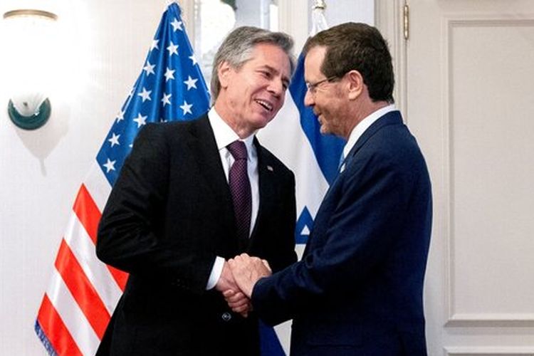 Menteri Luar Negeri Antony Blinken, kiri, bertemu dengan Presiden Israel Isaac Herzog, Selasa (25/10/2022), di Departemen Luar Negeri di Washington. Pada Kamis (14/12/2023), Presiden Israel menyatakan penolakan terhadap solusi dua negara.