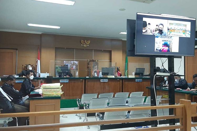 Dua mantan pejabat Biro Kesra Banten Divonis 4,4 tahun penjara dalam kasus korupsi hibah ponpes di Pengadilan Tipikor Serang, Kamis (20/1/2022).