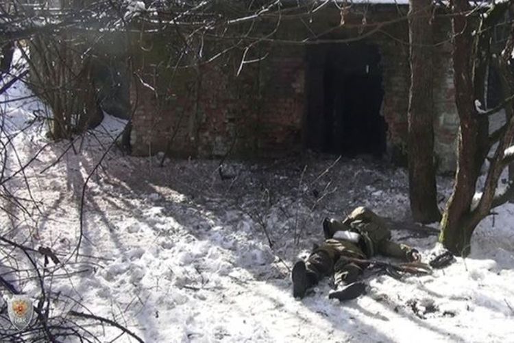 Salah satu jenazah terduga anggota ISIS tergeletak di atas salju usai baku tembak dengan pasukan khusus kepolisian Rusia di kawasan hutan Ingushetia.