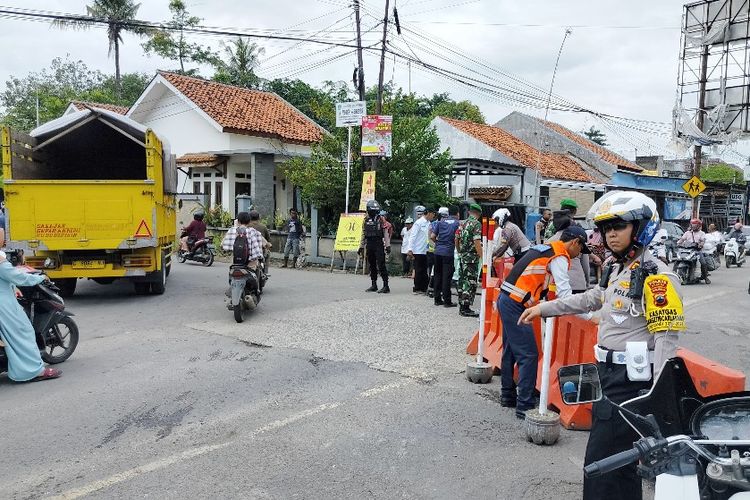 Satlantas Polres Brebes, Jawa Tengah mulai melakukan rekayasa arus lalu lintas di sejumlah titik rawan kemacetan di H-7 Lebaran, salah satunya arah jalur selatan Dermoleng, Kecamatan Ketanggungan Brebes menuju arah Purwokerto tak jauh dari Exit Tol Pejagan, Rabu (3/4/2024).