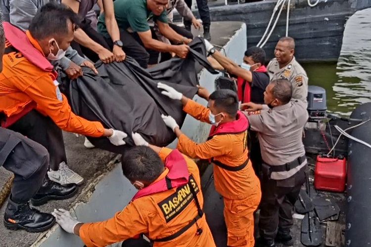 ABK SAR RB 203 bersama Polairud Belawan mengevakuasi mayat satu keluarga nelayan yang tenggelam di perairan Belawan, Rabu (11/5/2022)