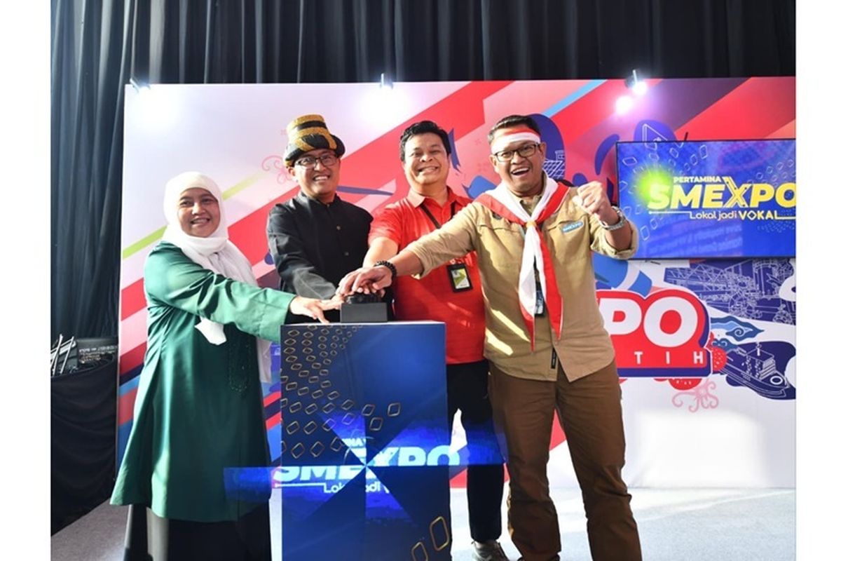 Pertamina secara simbolis melakukan Pembukaan Rangkaian SMEXPO Regional, di sela acara SMEXPO Merah Putih di Grha Pertamina, Jakarta, Jumat (15/8). Sebagai ajang pembuka, SMEXPO Merah Putih berhasil mencatatkan penjualan lebih dari Rp 200 juta dan temu bisnis hingga Rp 9,2 miliar.
