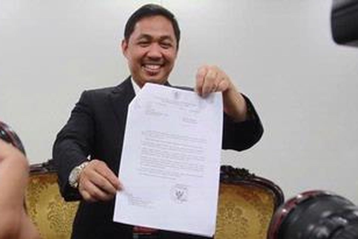 Wakil Ketua DPR dari Partai Keadilan Sejahtera Anis Matta dalam konferensi persnya di Kompleks Parlemen Senayan, Jakarta, Rabu (2/5/2012), berjanji akan memenuhi panggilan Komisi Pemberantasan Korupsi (KPK) sebagai saksi tersangka kasus suap anggota DPR Wa Ode Nurhayati. Sebagai warga negara, kata Anis, ia punya kewajiban secara moral dan profesional untuk membantu KPK menuntaskan kasus ini, sambil memperlihatkan bahan-bahan laporan yanga akan digunakannya di KPK nanti. 