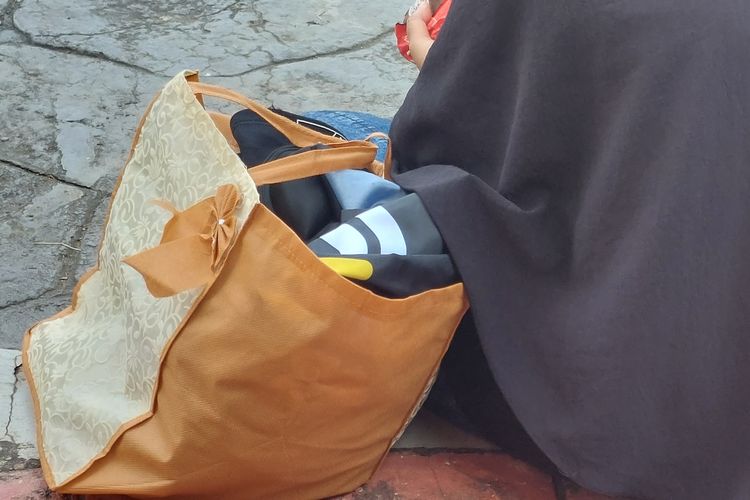 Bendera one piece saat dimasukkan ke dalam tas oleh pimiliknya di halaman Pemkab Sumenep, Jawa Timur. 