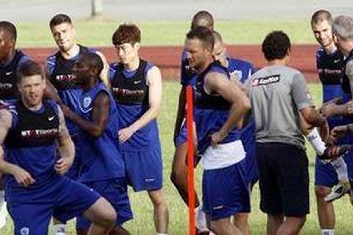 Para pemain Queens Park Rangers saat berlatih di Kota Kinabalu, Malaysia, dalam persiapan melawan Kelantan pada 20 Juli. Pada 23 Juli, QPR akan melawan Persebaya Surabaya.