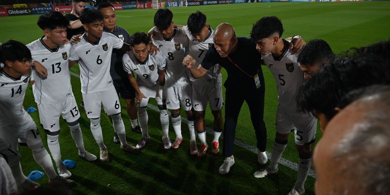 Pelatih Timnas U17 Indonesia, Nova Arianto, (ketiga kanan) memberikan arahan kepada anak asuhnya sebelum bertanding melawan Timnas Zambia pada laga Grup H Piala Dunia U17 di Lapangan 7 Aspire Zone, Doha, Qatar, Selasa (4/11/2025).