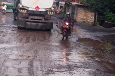 Kesal, Puluhan Ibu Berkemah di Tengah Jalan Rusak